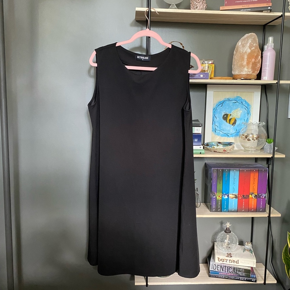 Sleek retro style dress!